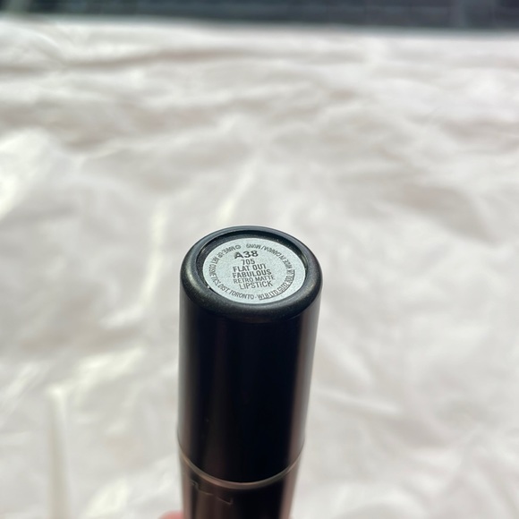 MAC Flat Out Fabulous Retro Matte Lipstick NEW - Picture 2 of 2